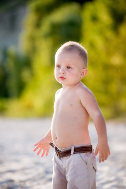 Kumsalda yürüyen çocuk