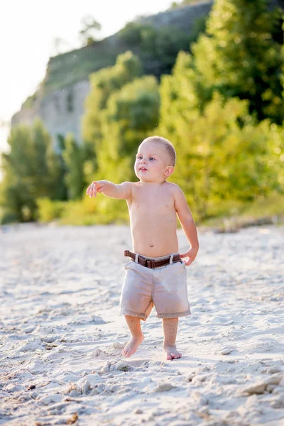 Junge geht am Strand spazieren — Stockfoto