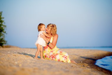 Kumsalda oynarken kızı olan anne