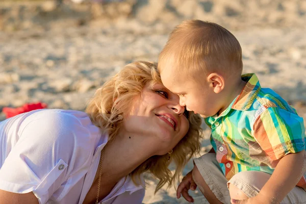 Moeder met jonge zoon — Stockfoto