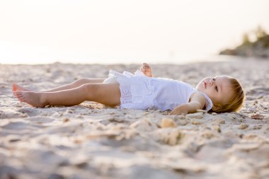 Kumsalda yürüyen kız.