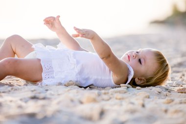 Kumsalda yürüyen kız.