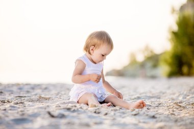 Kumsalda yürüyen kız.