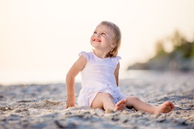 Kumsalda yürüyen kız.