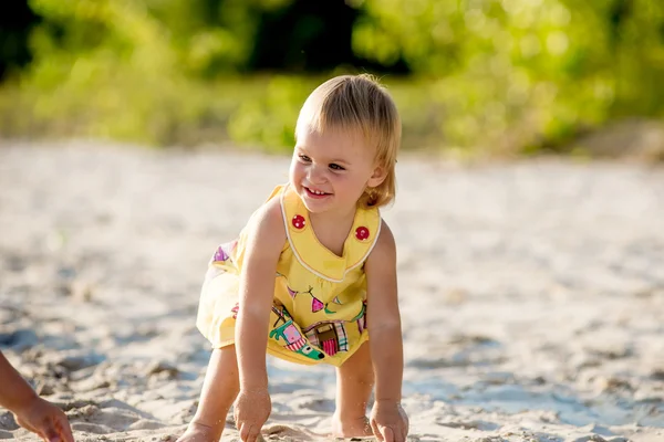 Mädchen geht am Strand spazieren — Stockfoto