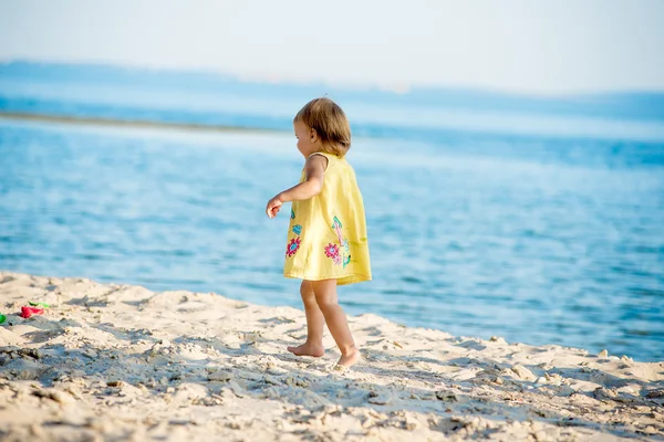 Mädchen geht am Strand spazieren — Stockfoto