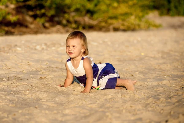 Mädchen geht am Strand spazieren — Stockfoto