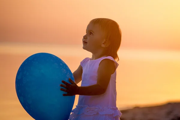 Mädchen geht am Strand spazieren — Stockfoto