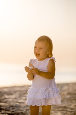 Kumsalda yürüyen kız.