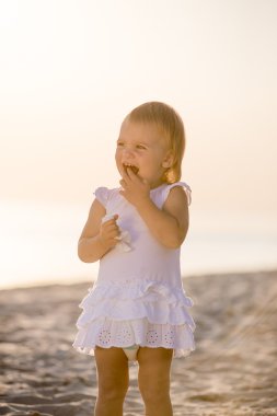 Kumsalda yürüyen kız.