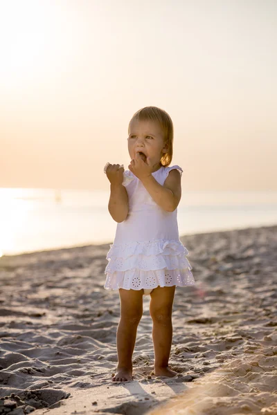 Chica caminando en la playa —  Fotos de Stock