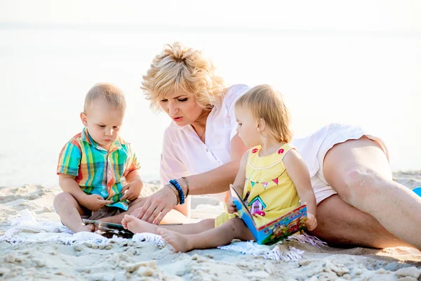 Mutter mit zwei Kindern am Strand — Stockfoto