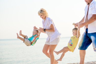 Sahilde iki çocuk anne