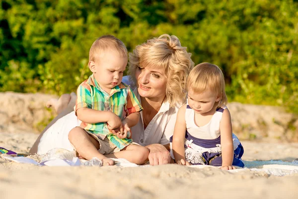 Mutter mit zwei Kindern am Strand — Stockfoto
