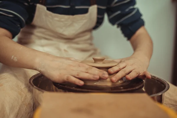 Enfant travaillant les mains avec de l'argile — Photo