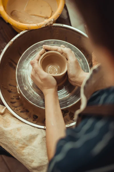 Enfant travaillant les mains avec de l'argile — Photo
