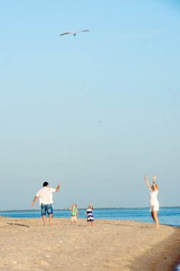 Mutlu aile bir uçurtma başlatma.