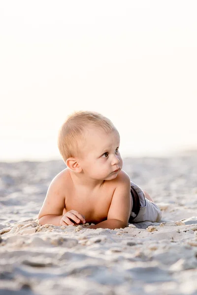 Niño caminando en la playa —  Fotos de Stock