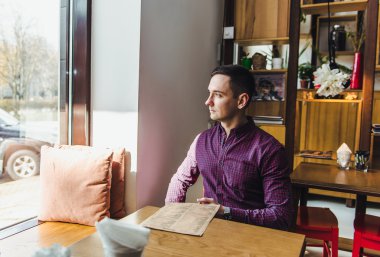 Bir kafede oturan adam