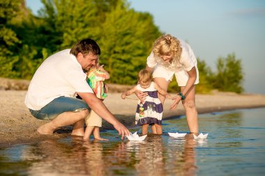 Kağıt gemi çocuklar denize indirmek