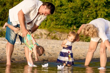 Kağıt gemi çocuklar denize indirmek