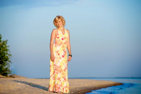 Fille debout sur la plage — Photo