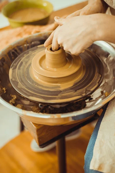 陶芸ろくろに粘土で働く人々 — ストック写真