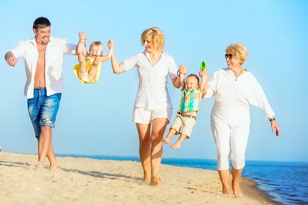 Family walking on the beach. — Stock Photo, Image