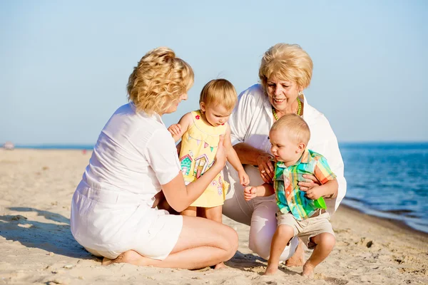 Kinder gehen mit ihrer Mutter und Großmutter — Stockfoto