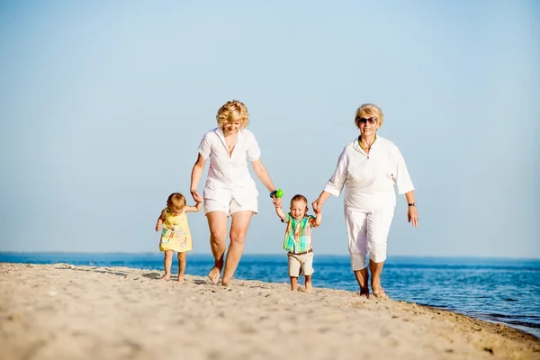 annesi ve büyükannesi ile yürüme çocuklar