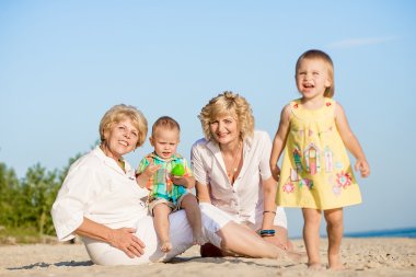 annesi ve büyükannesi ile yürüme çocuklar