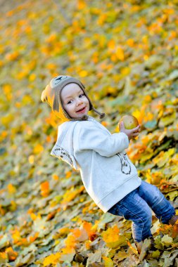 sonbaharda bir elma ile neşeli çocuk