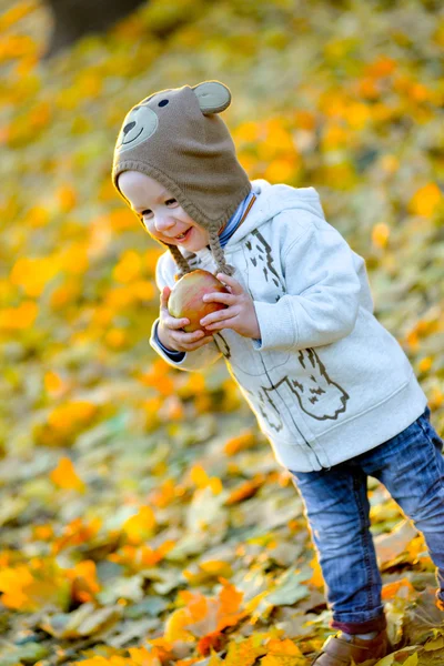 Sonbaharda bir elma ile neşeli çocuk — Stok fotoğraf