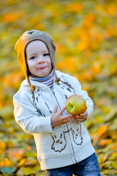 Veselý kluk s apple na podzim — Stock fotografie