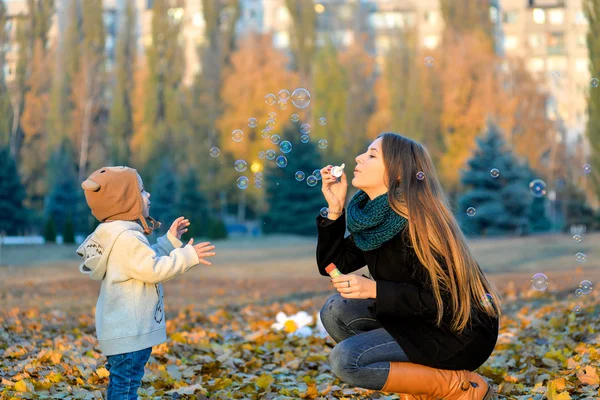 küçük erkek kardeşiyle birlikte oynamak