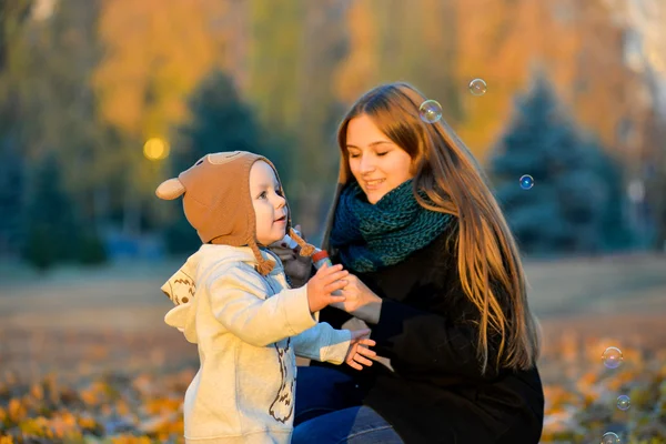 Kleiner Junge spielt mit seiner Schwester — Stockfoto