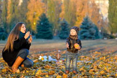 küçük erkek kardeşiyle birlikte oynamak