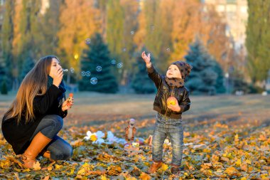 küçük erkek kardeşiyle birlikte oynamak
