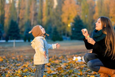 küçük erkek kardeşiyle birlikte oynamak