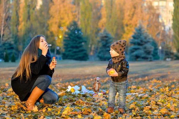 Pequeño niño jugando con su hermana —  Fotos de Stock