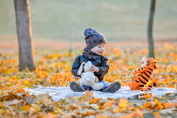 Baby sitting in the park. — Stock Photo, Image