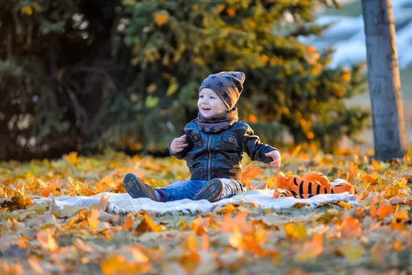 公園で座っている赤ちゃん. — ストック写真