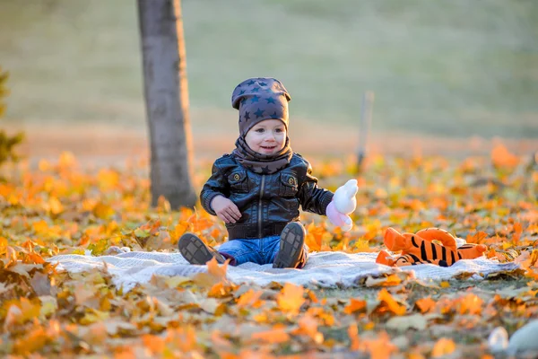 Baby sitting in the park. — Stock Photo, Image