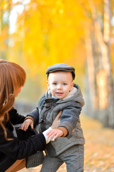 Mutter mit Baby im Herbst im Park. — Stockfoto