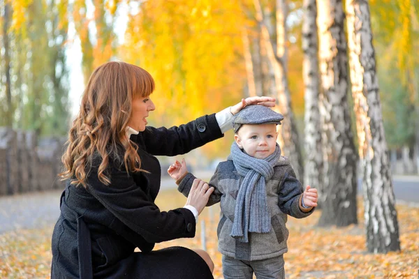 Mutter mit Baby im Herbst im Park. — Stockfoto