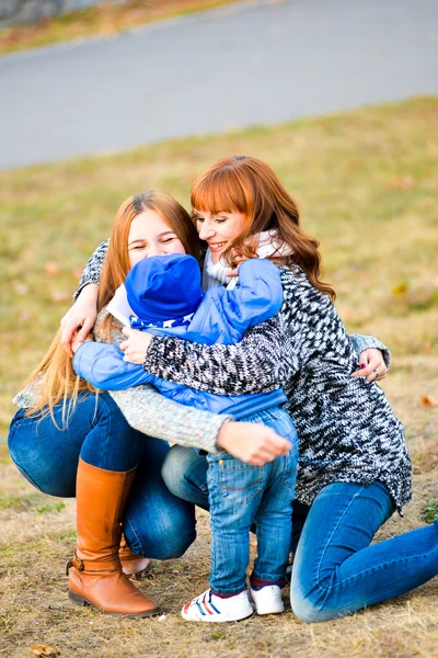 Mutter mit Tochter und Kleinkind im Park. — Stockfoto