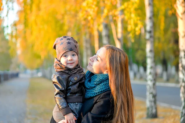 Mutter mit Kindern im Herbst — Stockfoto