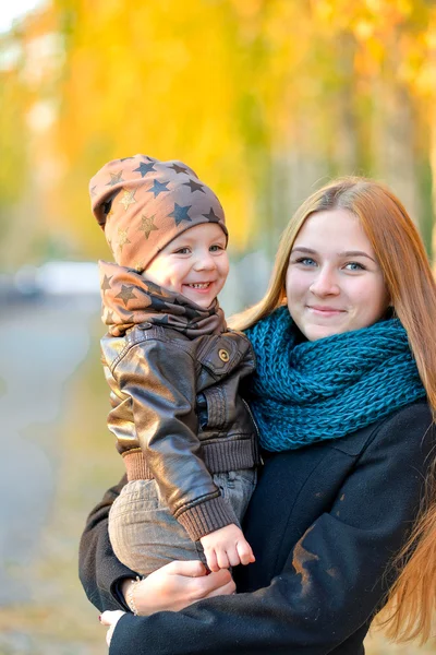 Mutter mit Kindern im Herbst — Stockfoto