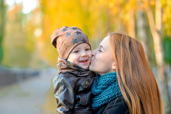 Mutter mit Kindern im Herbst — Stockfoto