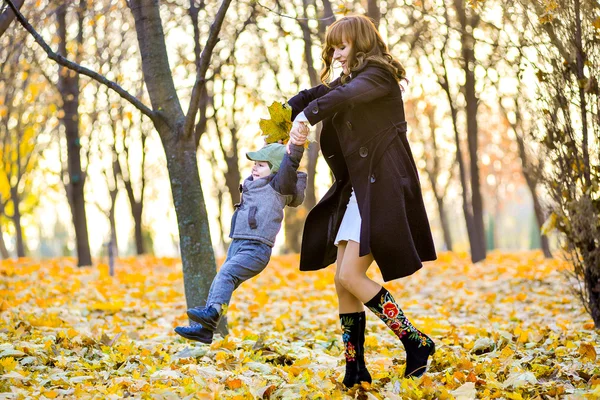 Moeder speelt met de baby. — Stockfoto